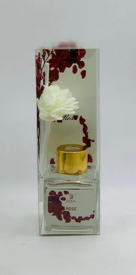 عطر زجاجي مع زهور مجففة وعيدان